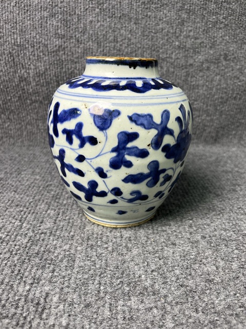 古玩陶瓷青花纏枝花卉罐真品鑒賞圖