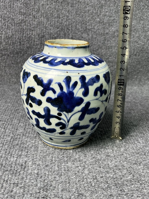 古玩陶瓷青花纏枝花卉罐真品鑒賞圖