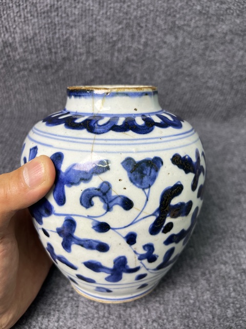 古玩陶瓷青花纏枝花卉罐真品鑒賞圖