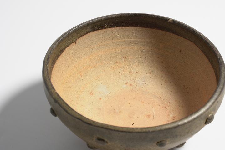 古玩陶瓷淄博窯茶葉末釉鼓釘紋碗真品鑒賞圖