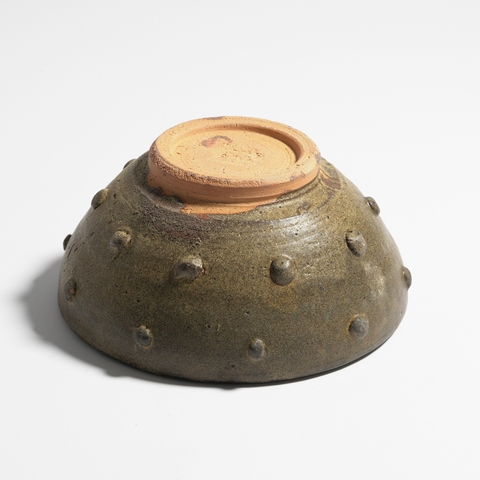 古玩陶瓷淄博窯茶葉末釉鼓釘紋碗真品鑒賞圖