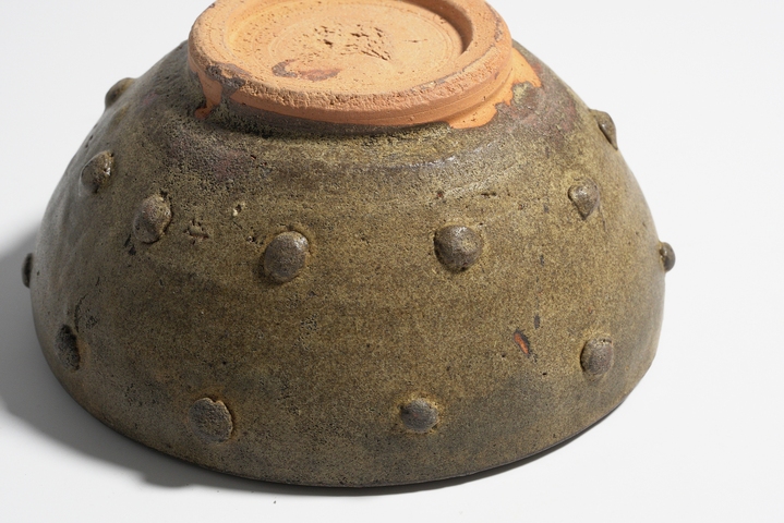 古玩陶瓷淄博窯茶葉末釉鼓釘紋碗真品鑒賞圖