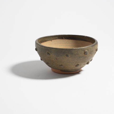 古玩陶瓷淄博窯茶葉末釉鼓釘紋碗真品鑒賞圖