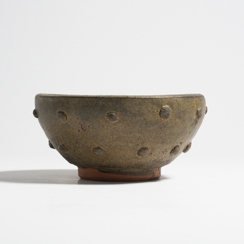 古玩陶瓷淄博窯茶葉末釉鼓釘紋碗真品鑒賞圖