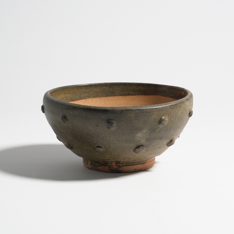 古玩陶瓷淄博窯茶葉末釉鼓釘紋碗真品鑒賞圖