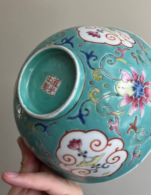 古玩陶瓷松石地粉彩開窗花卉紋碗真品鑒賞圖