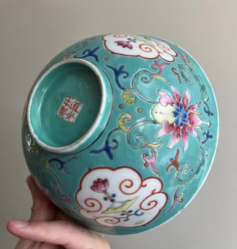 古玩陶瓷松石地粉彩開窗花卉紋碗真品鑒賞圖