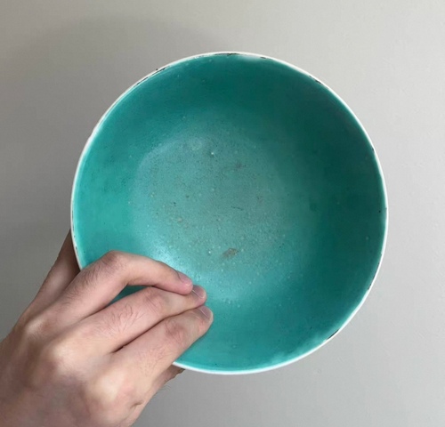 古玩陶瓷松石地粉彩開窗花卉紋碗真品鑒賞圖