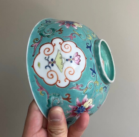 古玩陶瓷松石地粉彩開窗花卉紋碗真品鑒賞圖