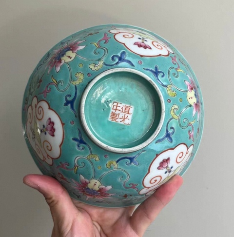 古玩陶瓷松石地粉彩開窗花卉紋碗真品鑒賞圖