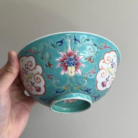 古玩陶瓷松石地粉彩開窗花卉紋碗真品鑒賞圖