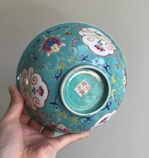 古玩陶瓷松石地粉彩開窗花卉紋碗真品鑒賞圖