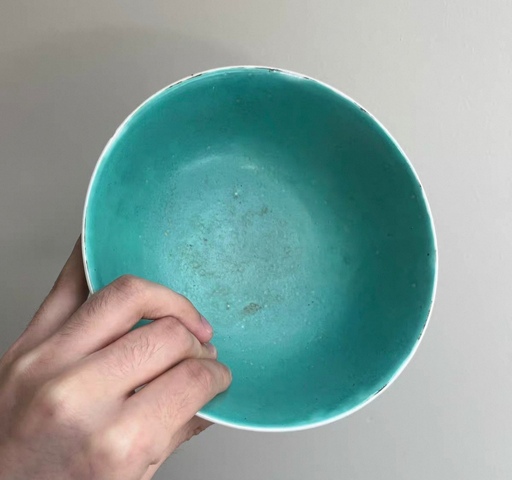 古玩陶瓷松石地粉彩開窗花卉紋碗真品鑒賞圖