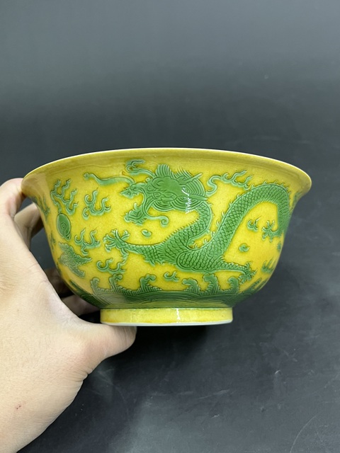 古玩陶瓷黃地刻綠龍紋宮式碗真品鑒賞圖