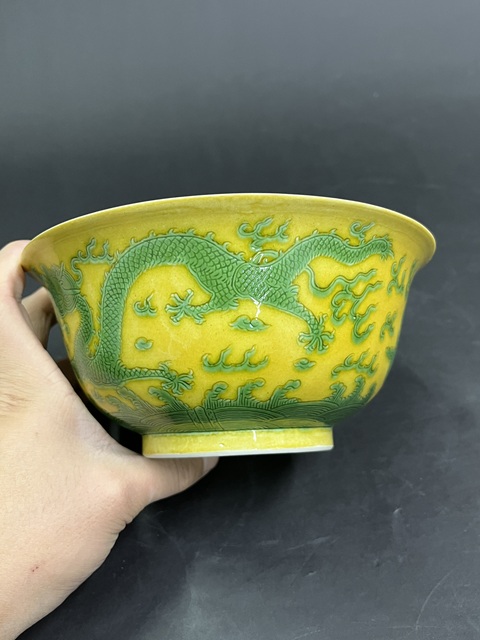 古玩陶瓷黃地刻綠龍紋宮式碗真品鑒賞圖