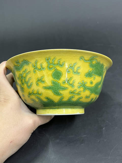 古玩陶瓷黃地刻綠龍紋宮式碗真品鑒賞圖