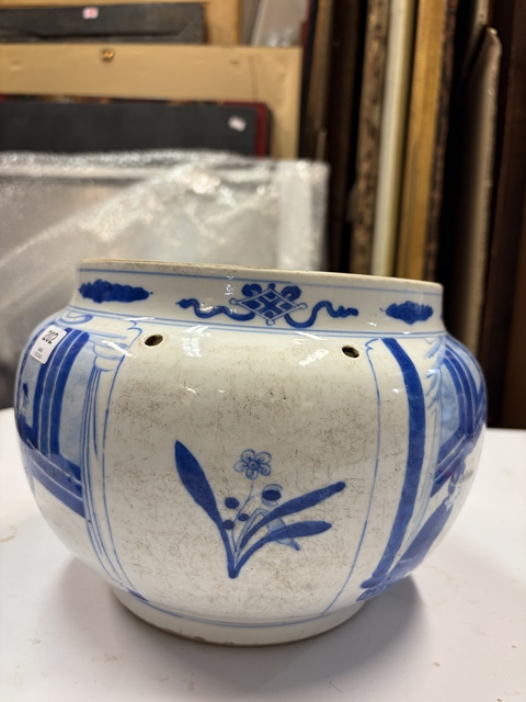 古玩陶瓷人物紋青花四系粥罐真品鑒賞圖