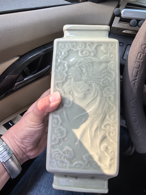 古玩陶瓷豆青釉印花瓶真品鑒賞圖