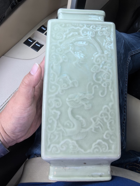 古玩陶瓷豆青釉印花瓶真品鑒賞圖