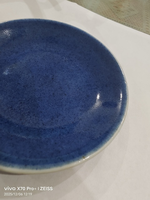 古玩陶瓷灑藍(lán)釉盤真品鑒賞圖