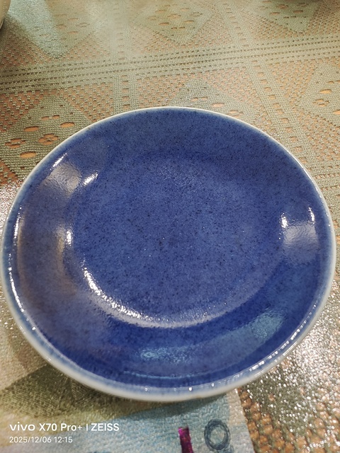 古玩陶瓷灑藍(lán)釉盤真品鑒賞圖