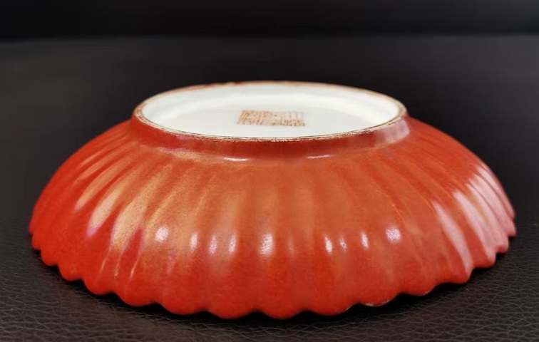 古玩陶瓷珊瑚紅釉描金壽字紋盤真品鑒賞圖