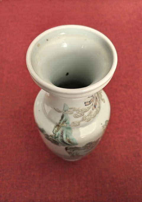 古玩陶瓷清晚期 粉彩人物紋盤口瓶真品鑒賞圖