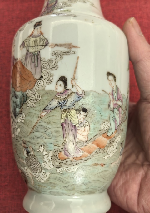 古玩陶瓷清晚期 粉彩人物紋盤口瓶真品鑒賞圖