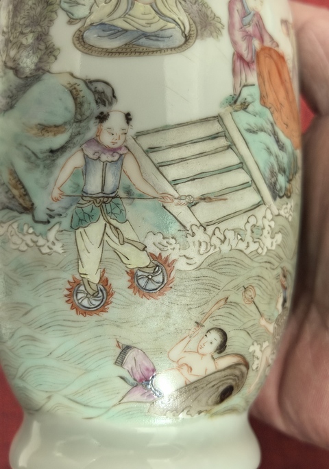 古玩陶瓷清晚期 粉彩人物紋盤口瓶真品鑒賞圖