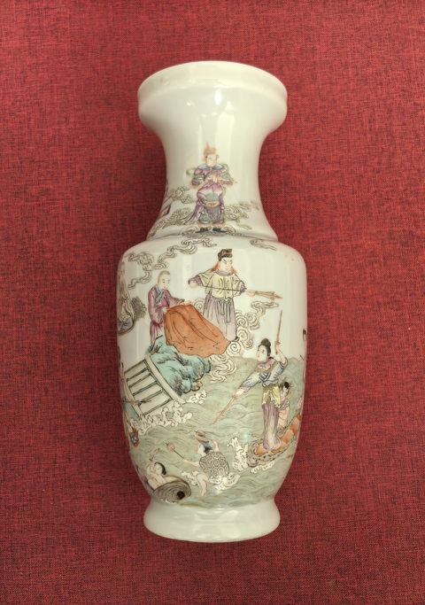 古玩陶瓷清晚期 粉彩人物紋盤口瓶真品鑒賞圖