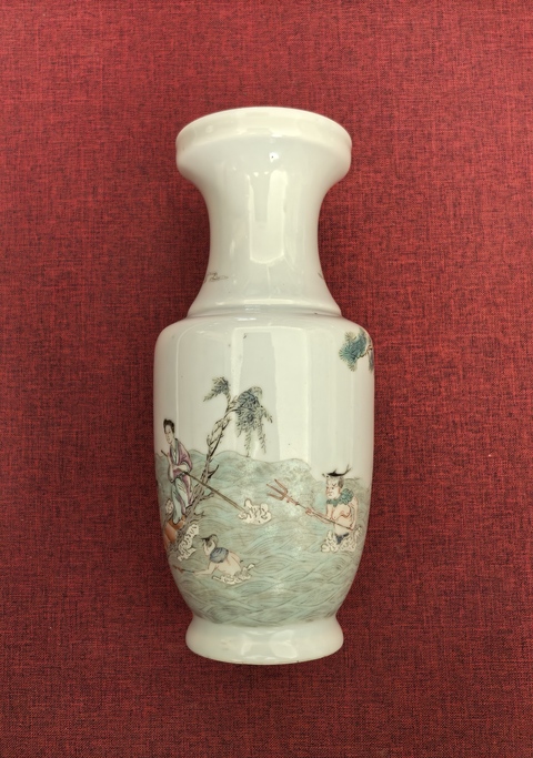 古玩陶瓷清晚期 粉彩人物紋盤口瓶真品鑒賞圖