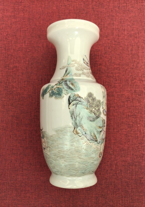 古玩陶瓷清晚期 粉彩人物紋盤口瓶真品鑒賞圖