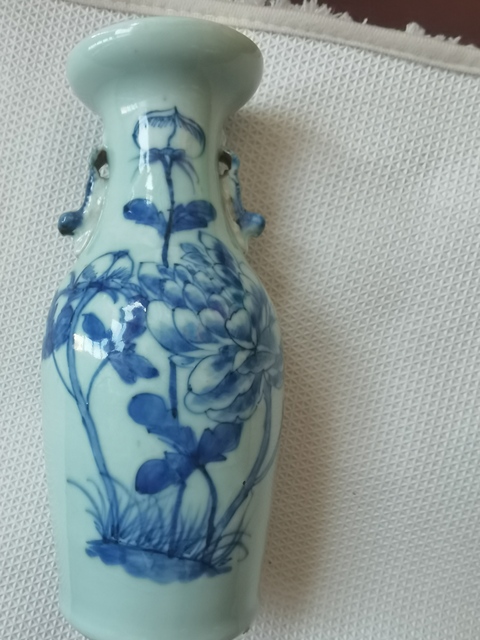 古玩陶瓷青花纏枝牡丹花卉尺瓶真品鑒賞圖