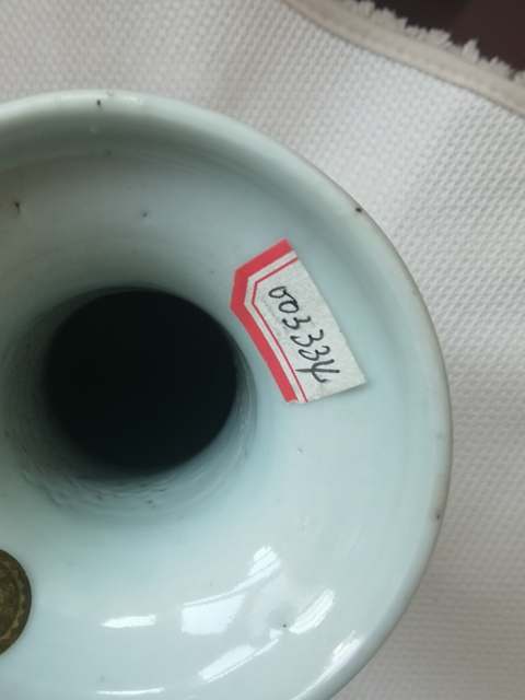 古玩陶瓷青花纏枝牡丹花卉尺瓶真品鑒賞圖