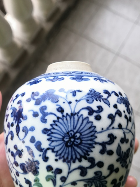 古玩陶瓷花卉紋青花罐真品鑒賞圖