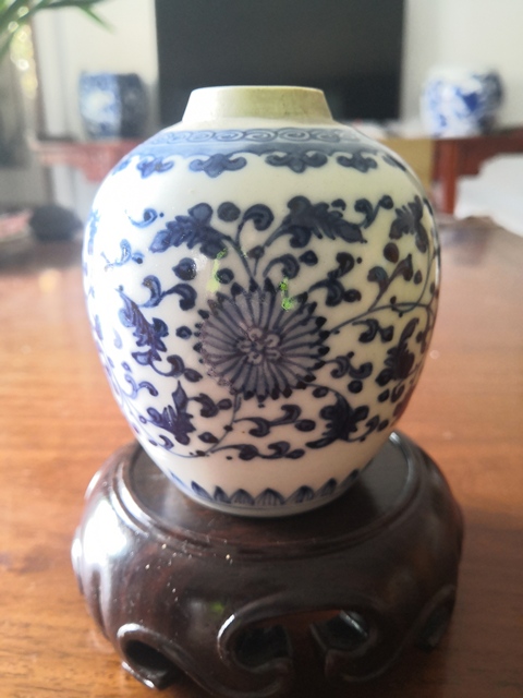 古玩陶瓷花卉紋青花罐真品鑒賞圖