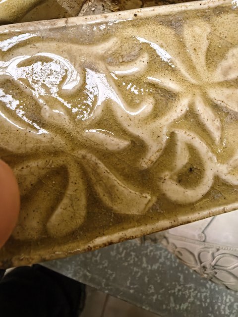 古玩陶瓷黃釉花卉紋硯滴真品鑒賞圖