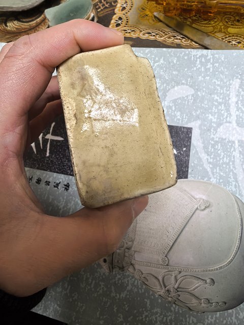古玩陶瓷黃釉花卉紋硯滴真品鑒賞圖
