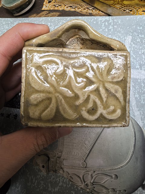 古玩陶瓷黃釉花卉紋硯滴真品鑒賞圖