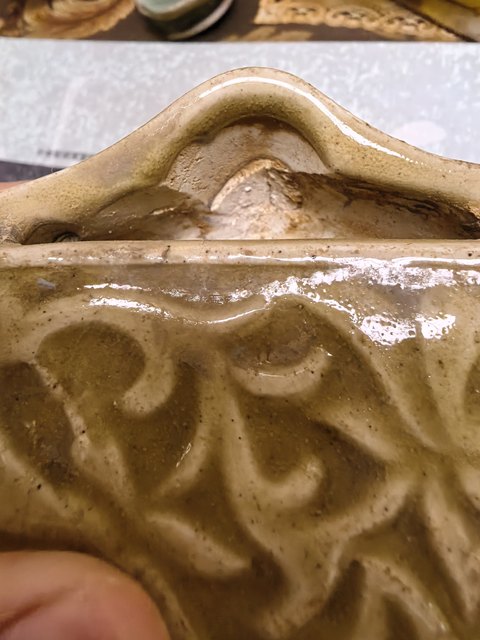 古玩陶瓷黃釉花卉紋硯滴真品鑒賞圖