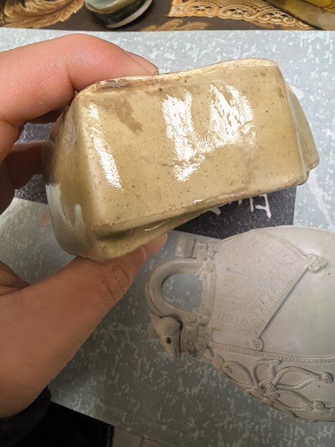 古玩陶瓷黃釉花卉紋硯滴真品鑒賞圖