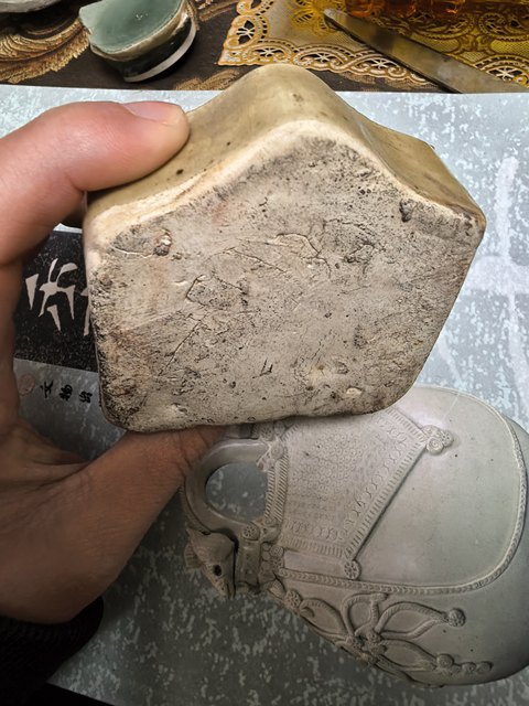 古玩陶瓷黃釉花卉紋硯滴真品鑒賞圖