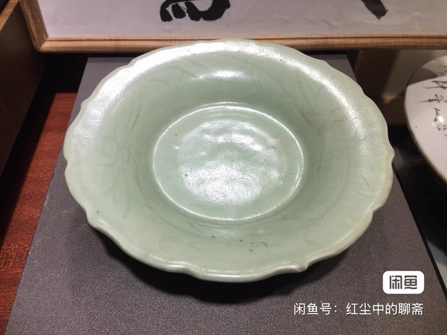 古玩陶瓷龍泉窯青釉刻劃花花口盤真品鑒賞圖