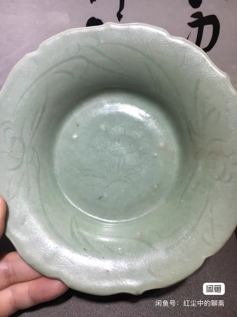 古玩陶瓷龍泉窯青釉刻劃花花口盤真品鑒賞圖