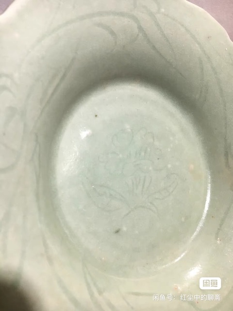 古玩陶瓷龍泉窯青釉刻劃花花口盤真品鑒賞圖