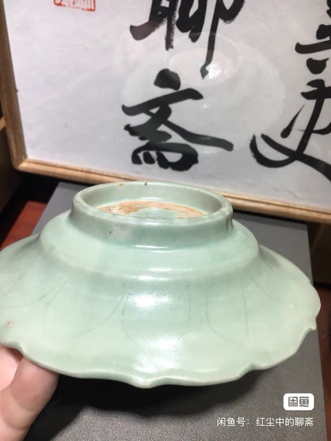 古玩陶瓷龍泉窯青釉刻劃花花口盤真品鑒賞圖