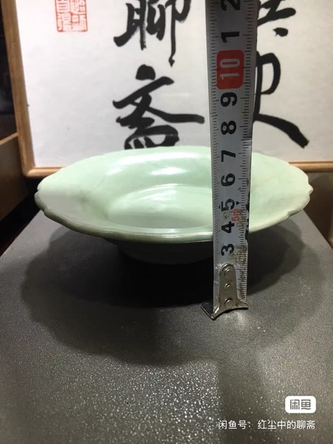 古玩陶瓷龍泉窯青釉刻劃花花口盤真品鑒賞圖