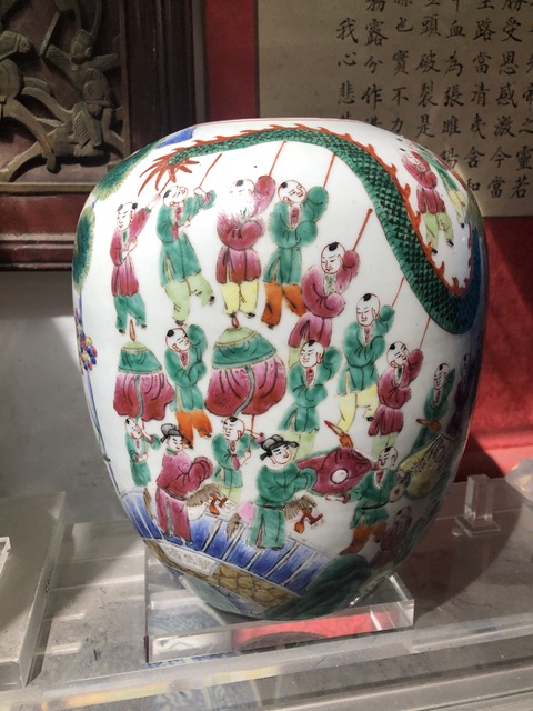 古玩陶瓷百子鬧春粉彩冬瓜罐真品鑒賞圖