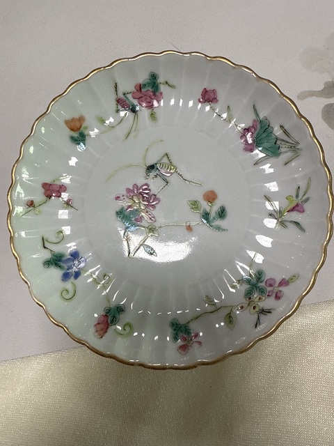 古玩陶瓷粉彩蟲草紋花口盤真品鑒賞圖
