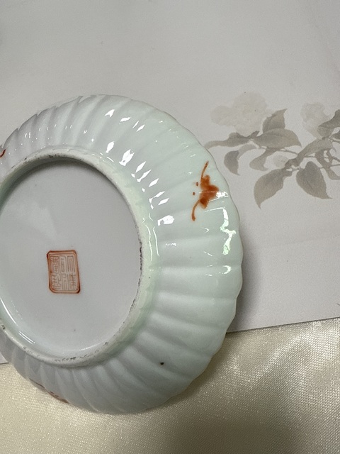 古玩陶瓷粉彩蟲草紋花口盤真品鑒賞圖